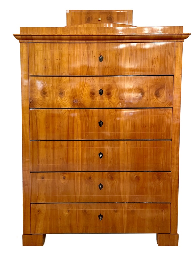 Thüringen ist der Entstehungsort dieser Kirschbaumkommode mit 7 Schubladen und Fadenintarsien.