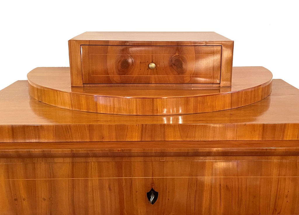 Biedermeier Möbel aus Thüringen haben eine blonde Farbe im Gegensatz zur rötlichen KIrschbaumfarbe aus Süddeutschland. Dies liegt an der Beschaffenheit der Böden.