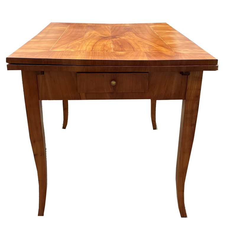 Biedermeier Esstisch mit einer Schublade