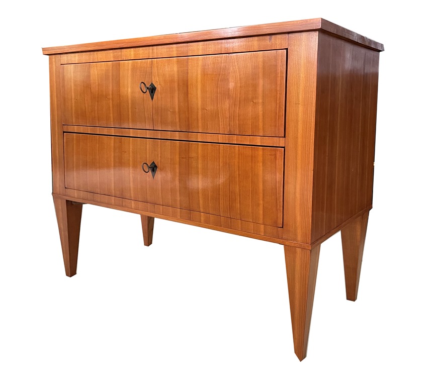 Biedermeier Kommode mit Segmentbogen in Esche furniert.
Zierliches Möbel mit tektonischer Gestaltung.