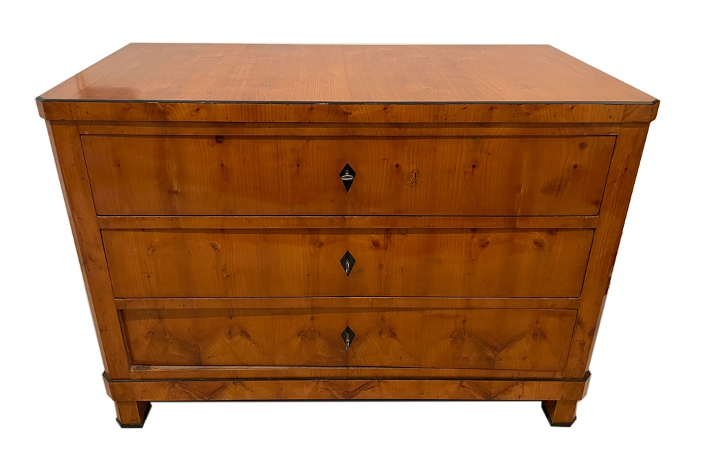 Große Kirschbaumholz-Kommode aus dem Biedermeier.