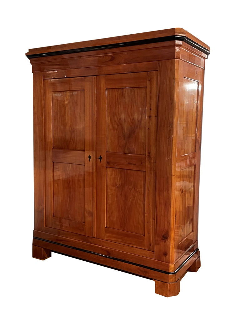 Schöpn proportionierter Biedermeierschrank in Kirsche massiv.