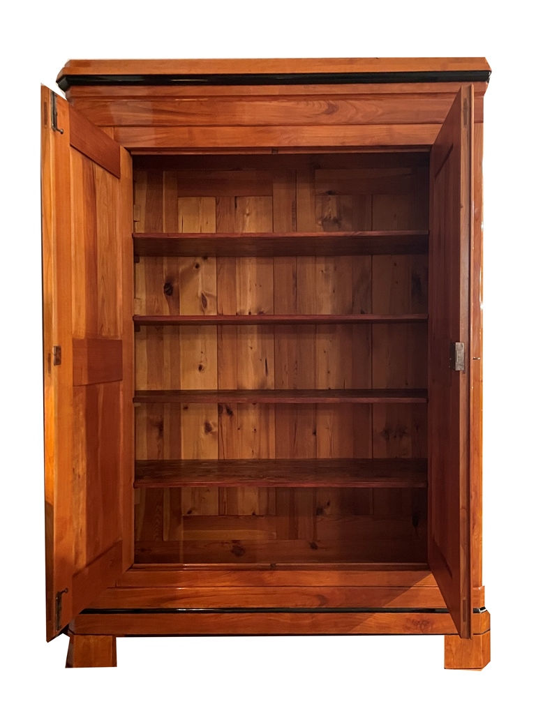 Biedermeier Kirschbaumschrank it 4 Einleegeböden welche abeer auch durch eine Kleiderstange ersetzt werden können.