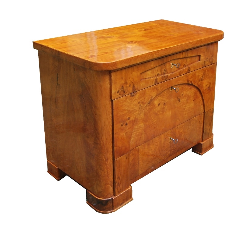 Biedermeier Kommodemit Segmentbogen und Giebelfeld.